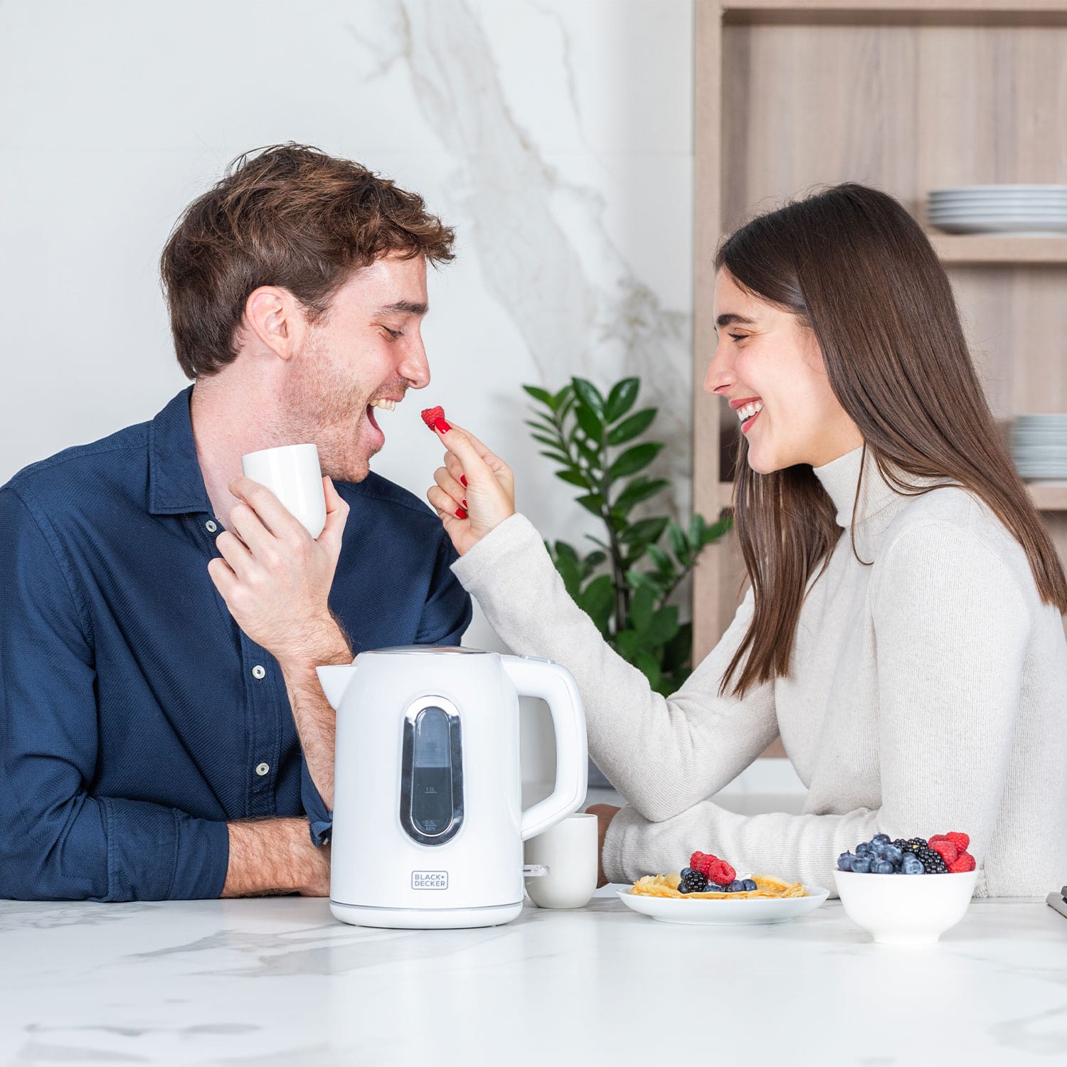 קומקום חשמלי נירוסטה עוצמתי 2200W בנפח 1.7 ליטר – תמונה 4